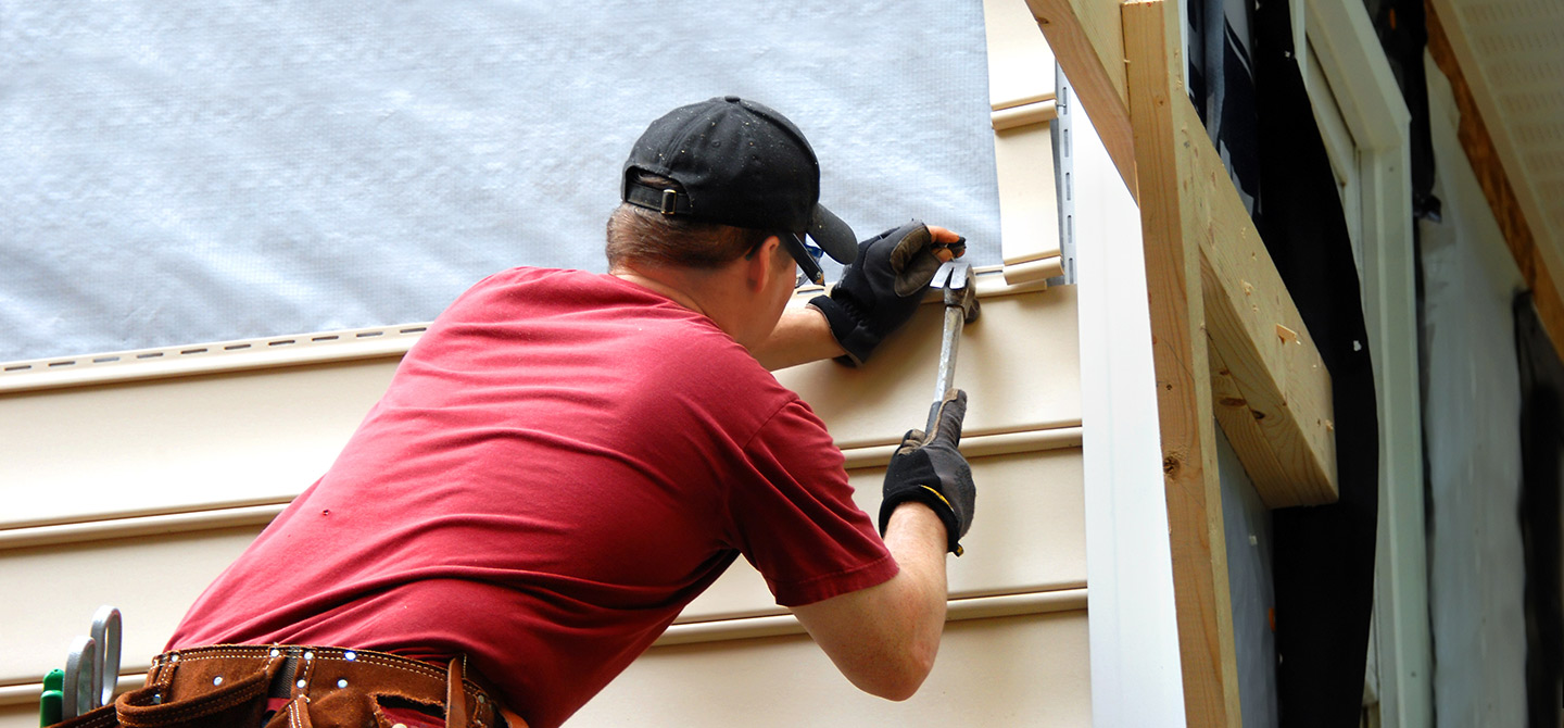 contractor installing vinyl siding high point nc